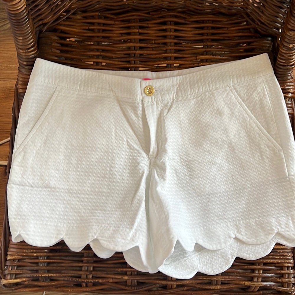 Sz. 4 Lilly Pulitzer textured, scalloped edge shorts. Never worn.